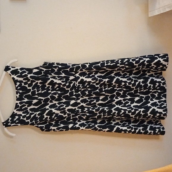 ANN TAYLOR PETITES, BLACK & WHITE PRINT, SLEEVELESS,SLIGHTLY FLARED SKIRT. - Picture 2 of 8